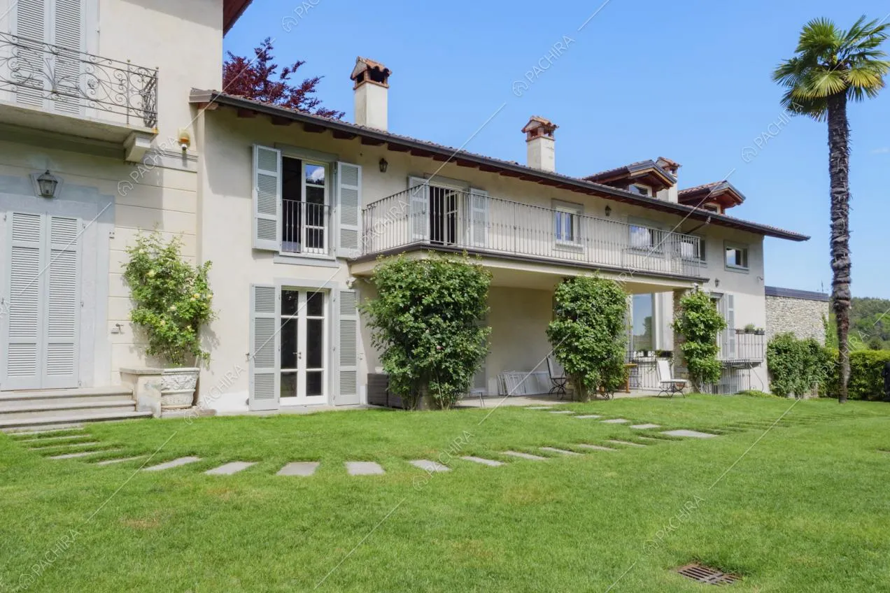 Vista sugli esterni della villa su due livelli dal giardino