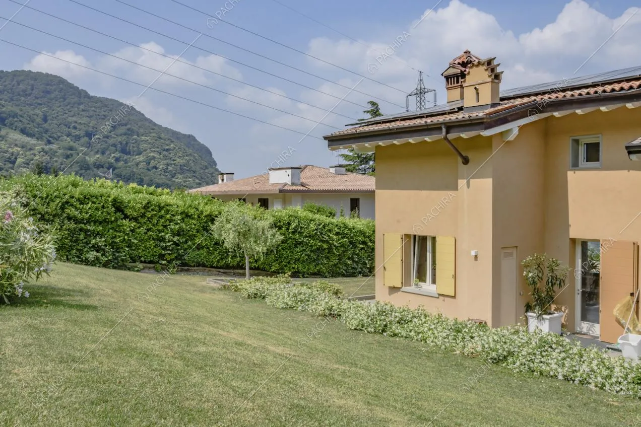 Il grande giardino sul retro della villa