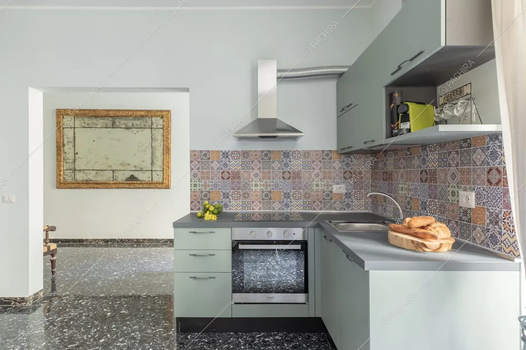 Cucina a parete dell'appartamento Crescione, location in stile contemporaneo a Roma