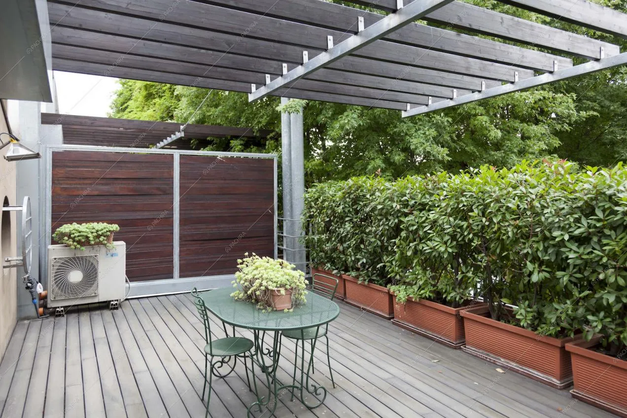 Terrazza con tavolino e sedie verdi da esterno