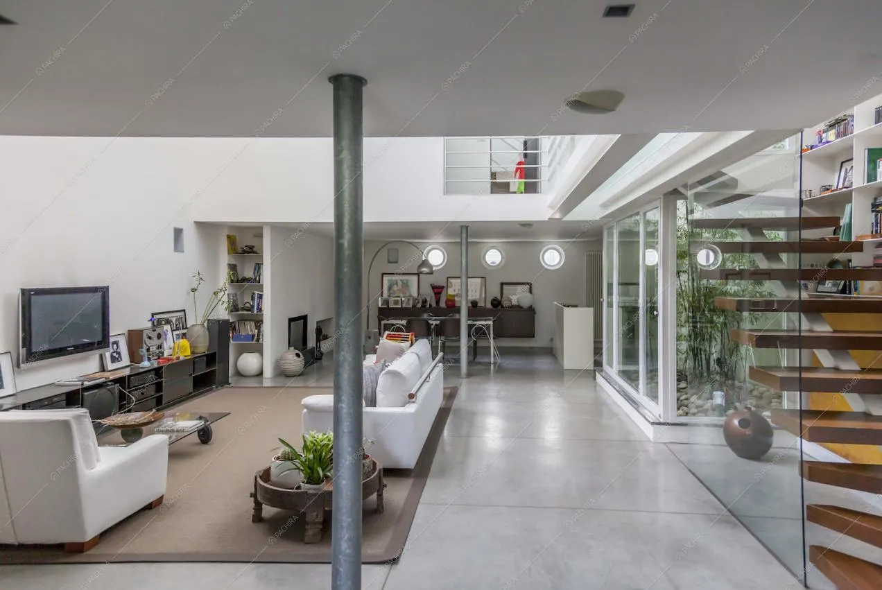 Zona living con pavimento in cemento lisciato