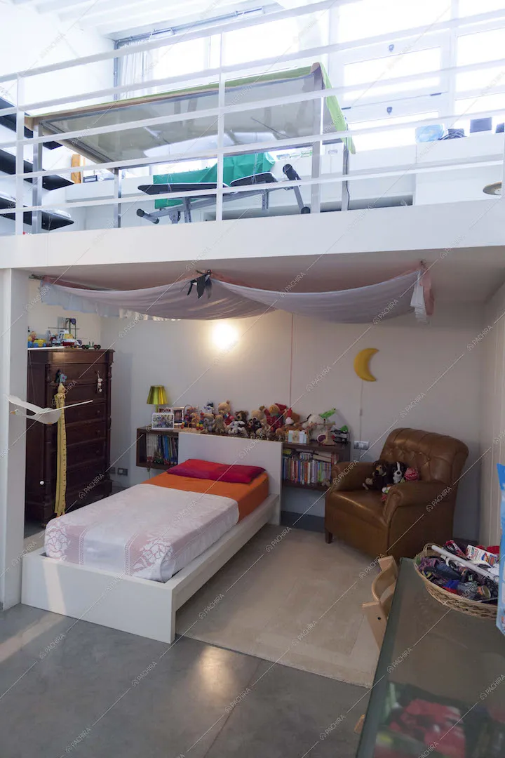 Cameretta con letto singolo e poltrona in pelle