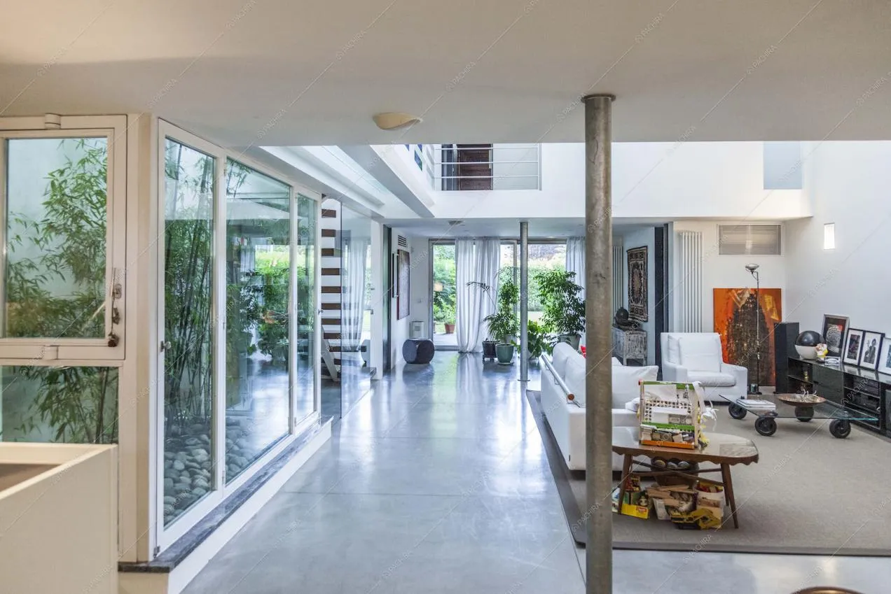 Vista sulla zona living con vetrate