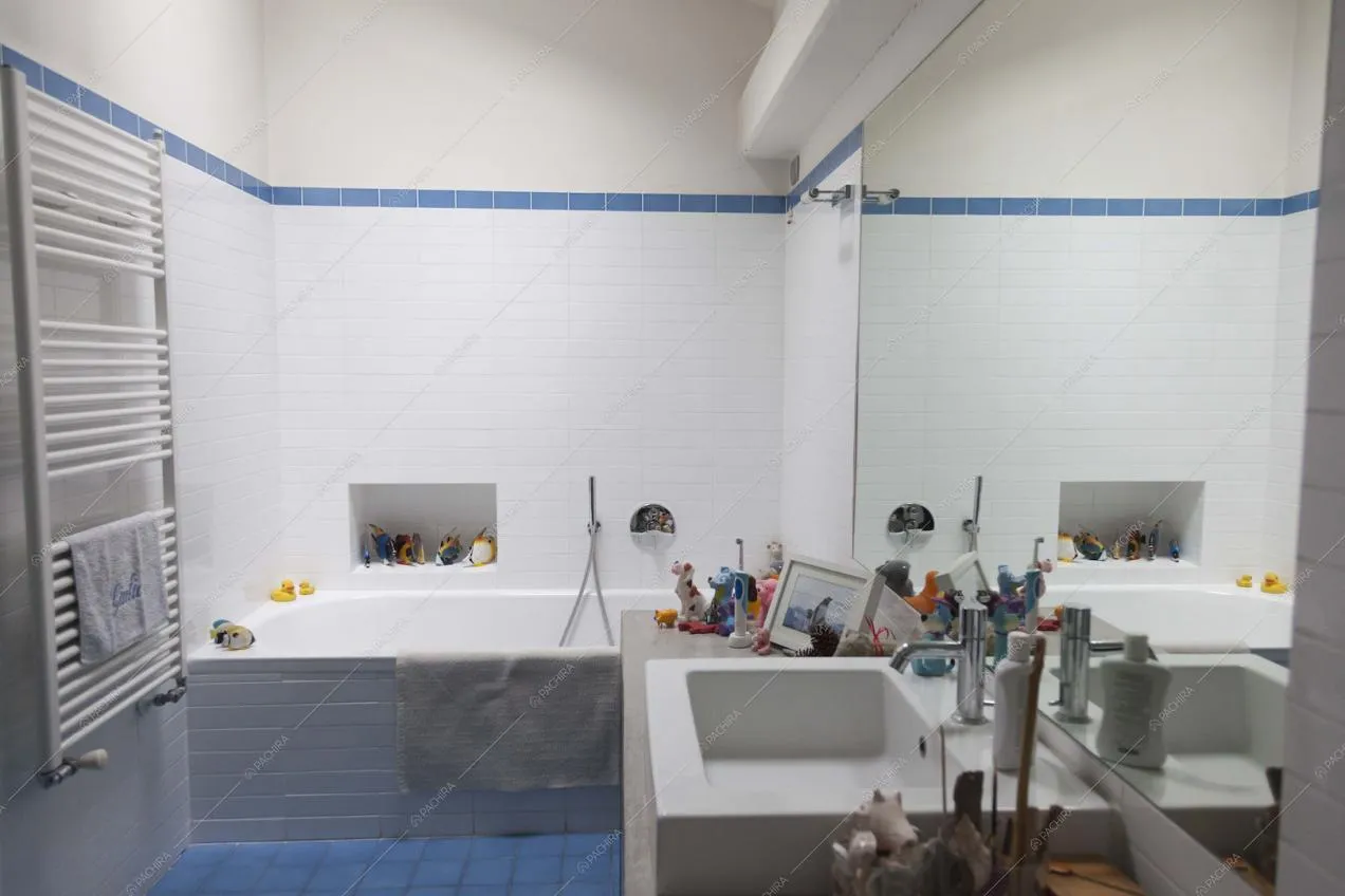 Bagno con pavimento in piastrelle più e vasca da bagno