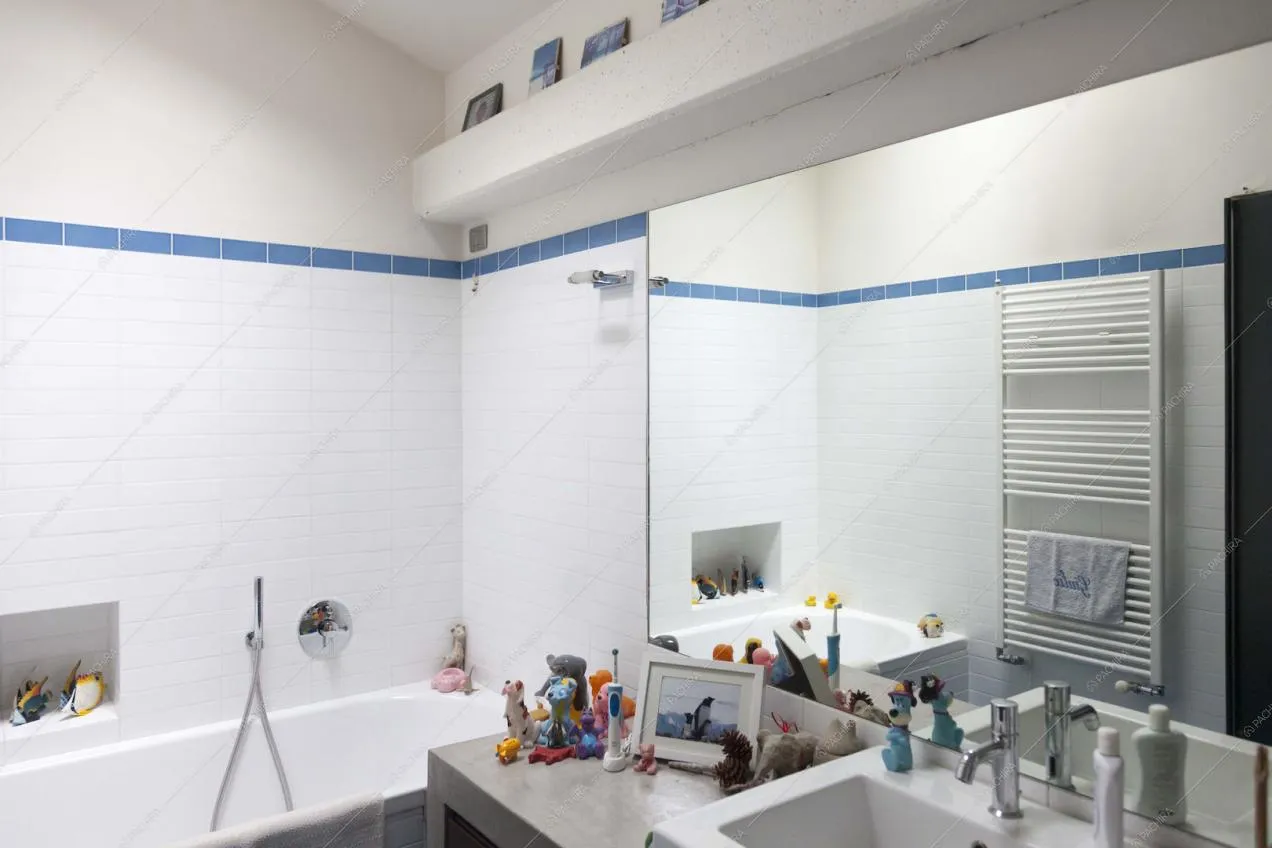 Specchio e vasca da bagno