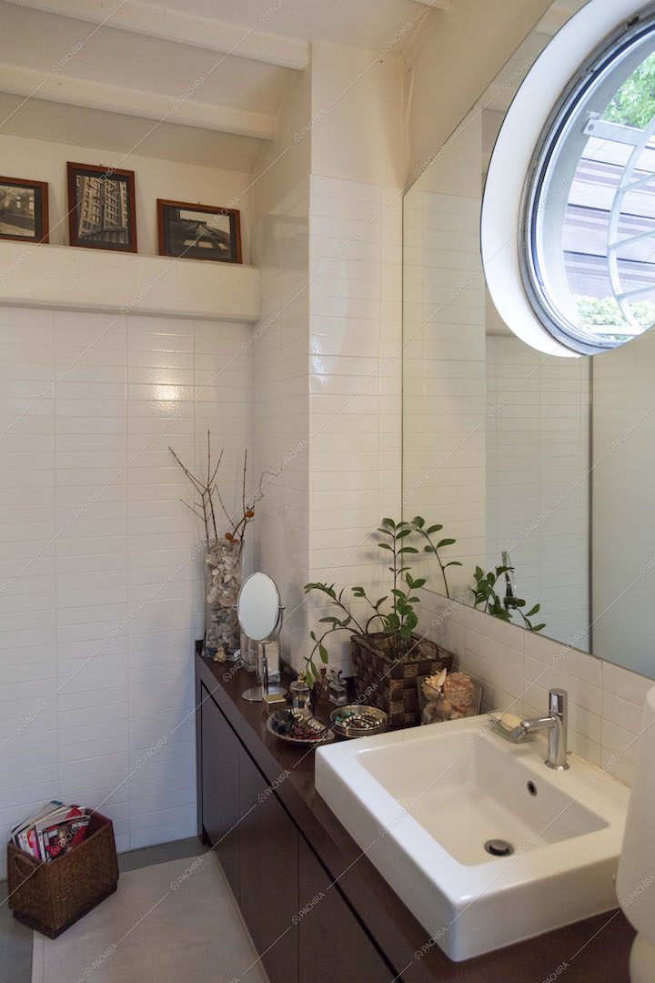Bagno con mobile marrone e specchio