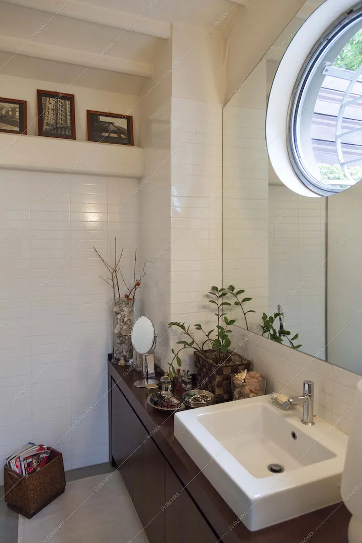Bagno con mobile marrone e specchio