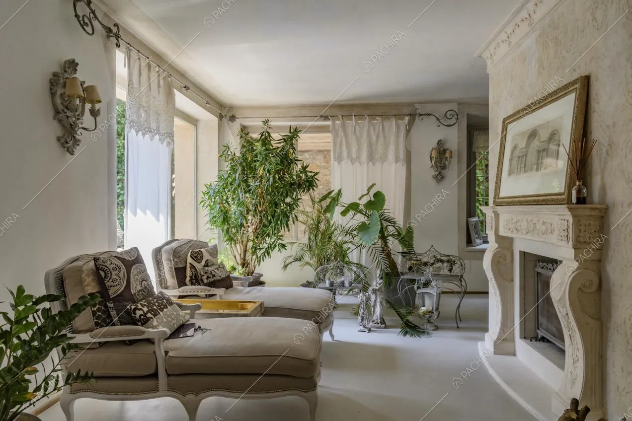 Sala con pavimento in cemento lisciato, pareti bianche e camino con boiserie