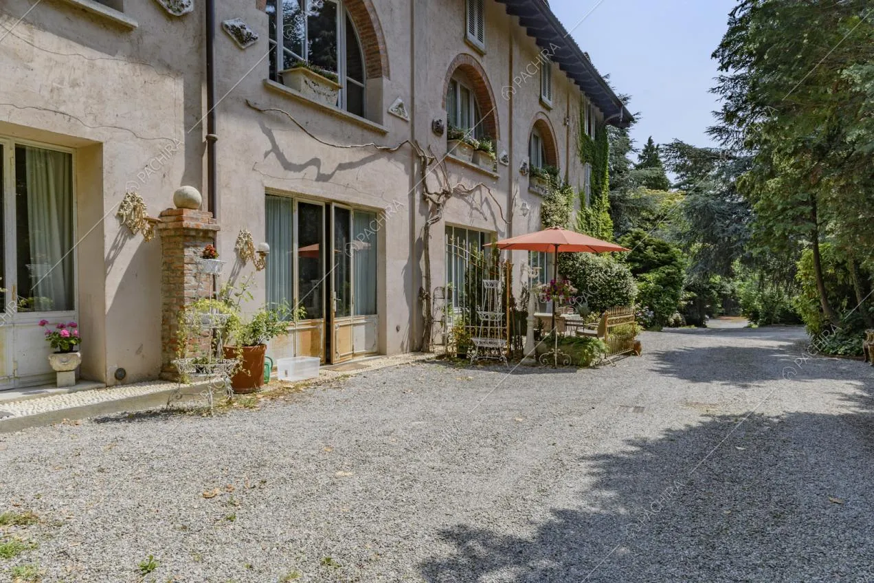 Dagli esterni con pavimento in ciottolato vista sulle finestre a mezzaluna