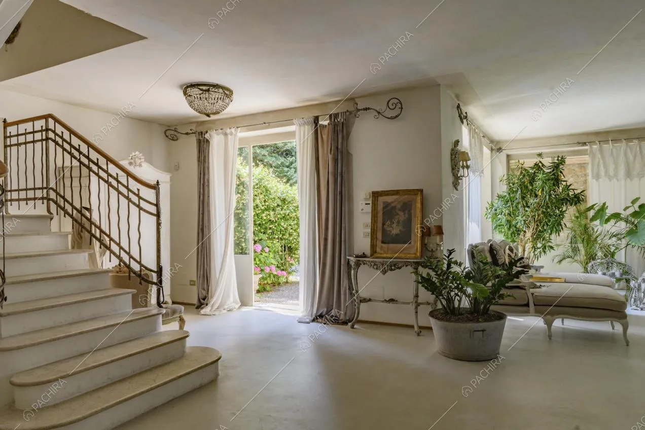 Scale, vista sulle sfraio e porta-finestra con accesso al cortile