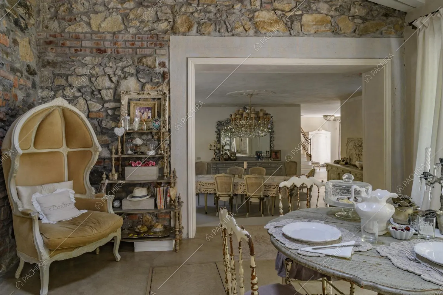 Sala da pranzo dalle pareti in pietra con vista sul tavolo da pranzo