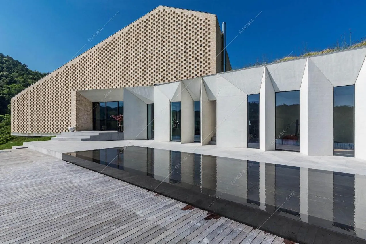Pavimentazione in parquet a lato della piscina con fondo mobile e vista sugli esterni della villa