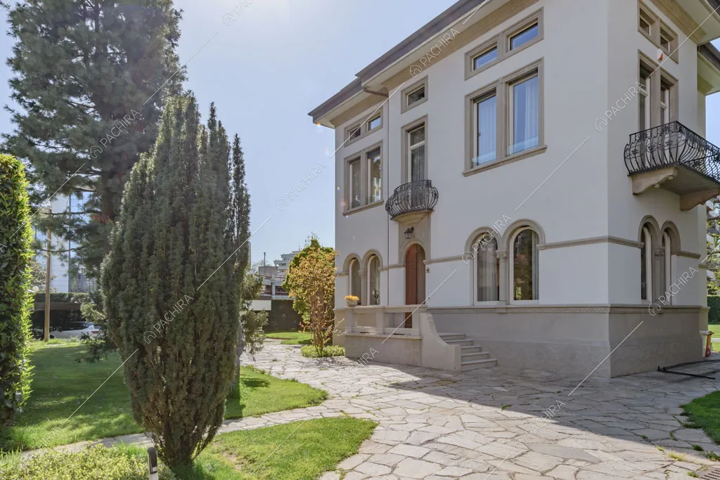 Esterni della villa Colorado, location in stile moderno a Varese
