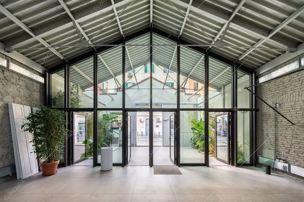 Ingresso dell'espositivo Ossa, location in stile moderno a Roma