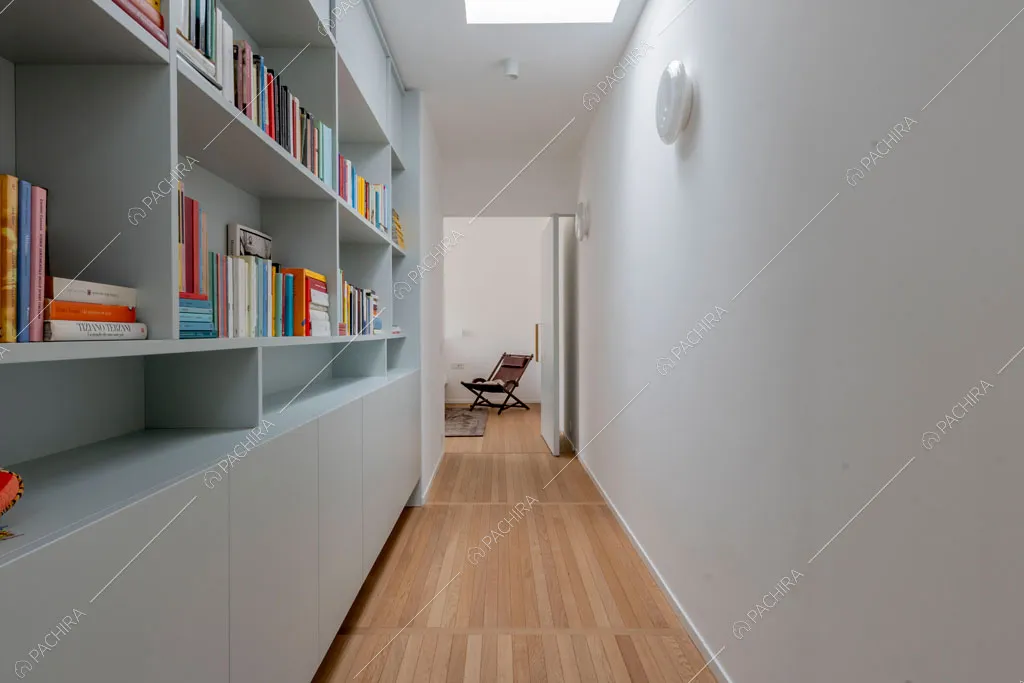 Corridoio del loft Tigri, location in stile contemporaneo a Milano