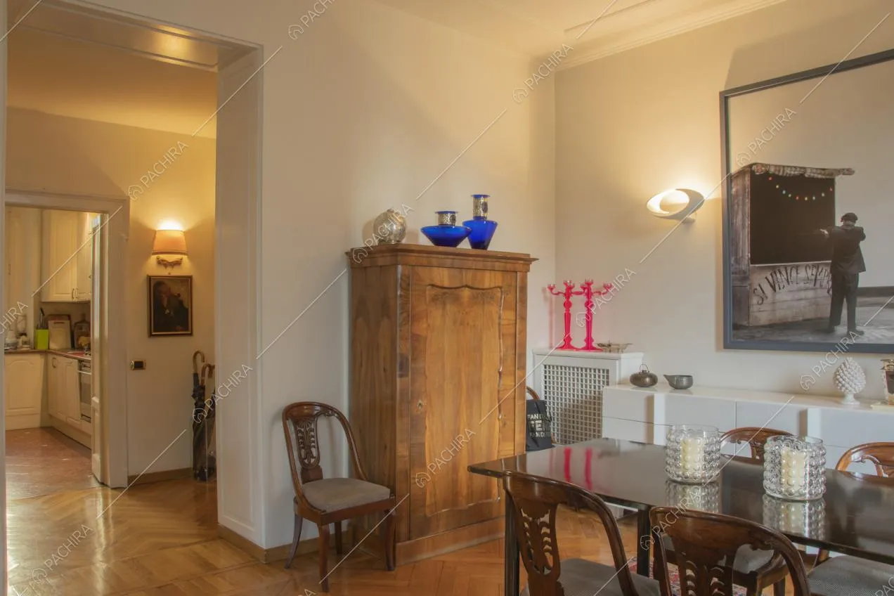 Piccolo armadio d'epoca in legno, vasi e candelabri colorati