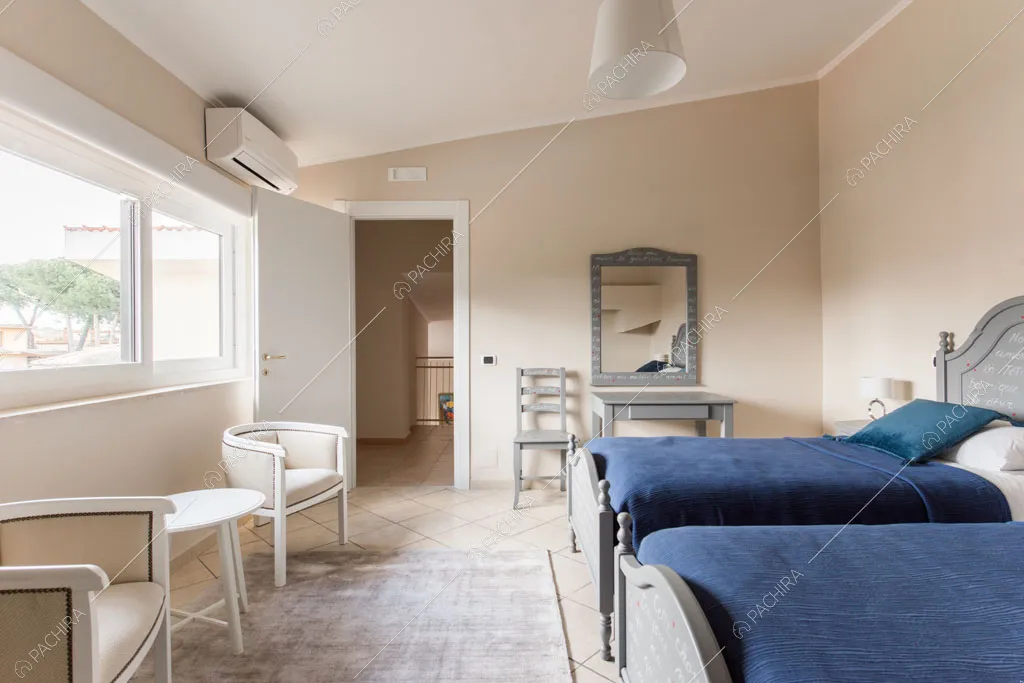Camera da letto della villa Agnocasto, location in stile moderno a Roma