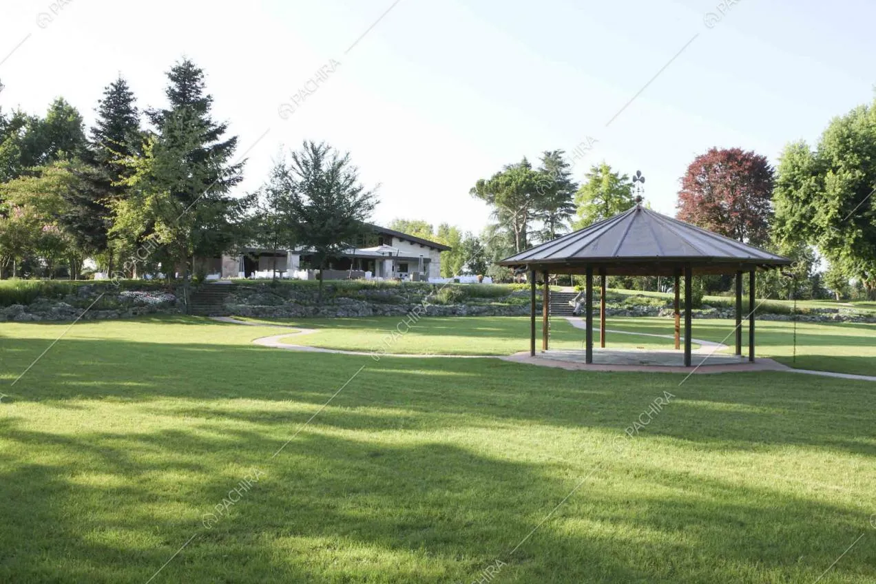 Dal gazebo immerso nel giardino privato scorcio sulla villa 