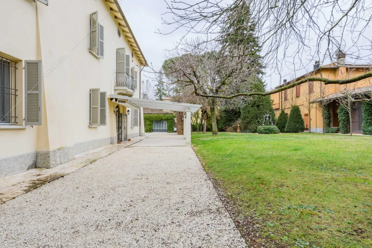 Vista sulla veranda e sugli esterni bianchi della location dal giardino
