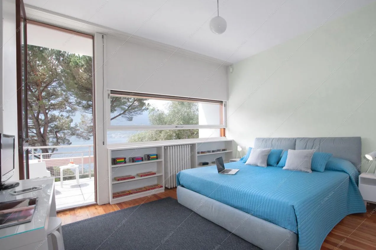 Letto matrimoniale, pavimento in parquet e balcone
