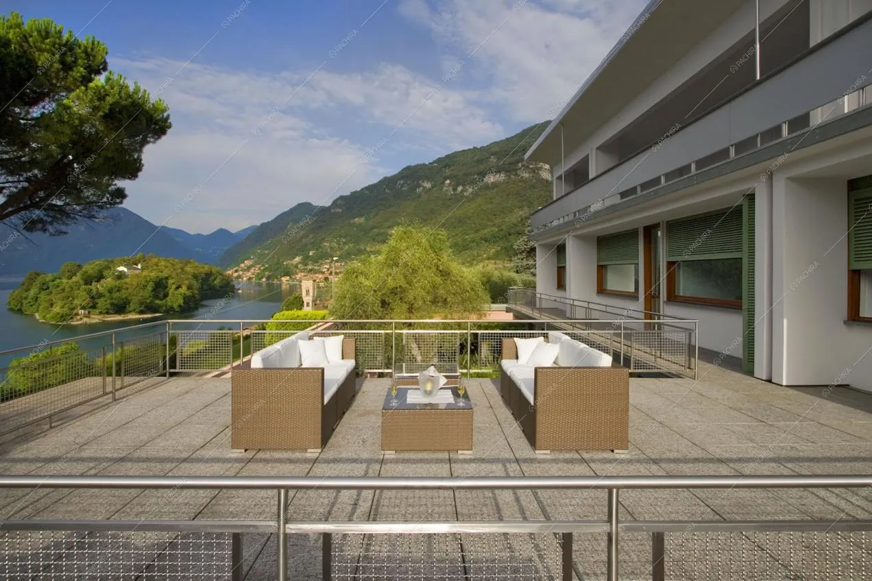 Terrazza con divanetti di vimini e vista panoramica