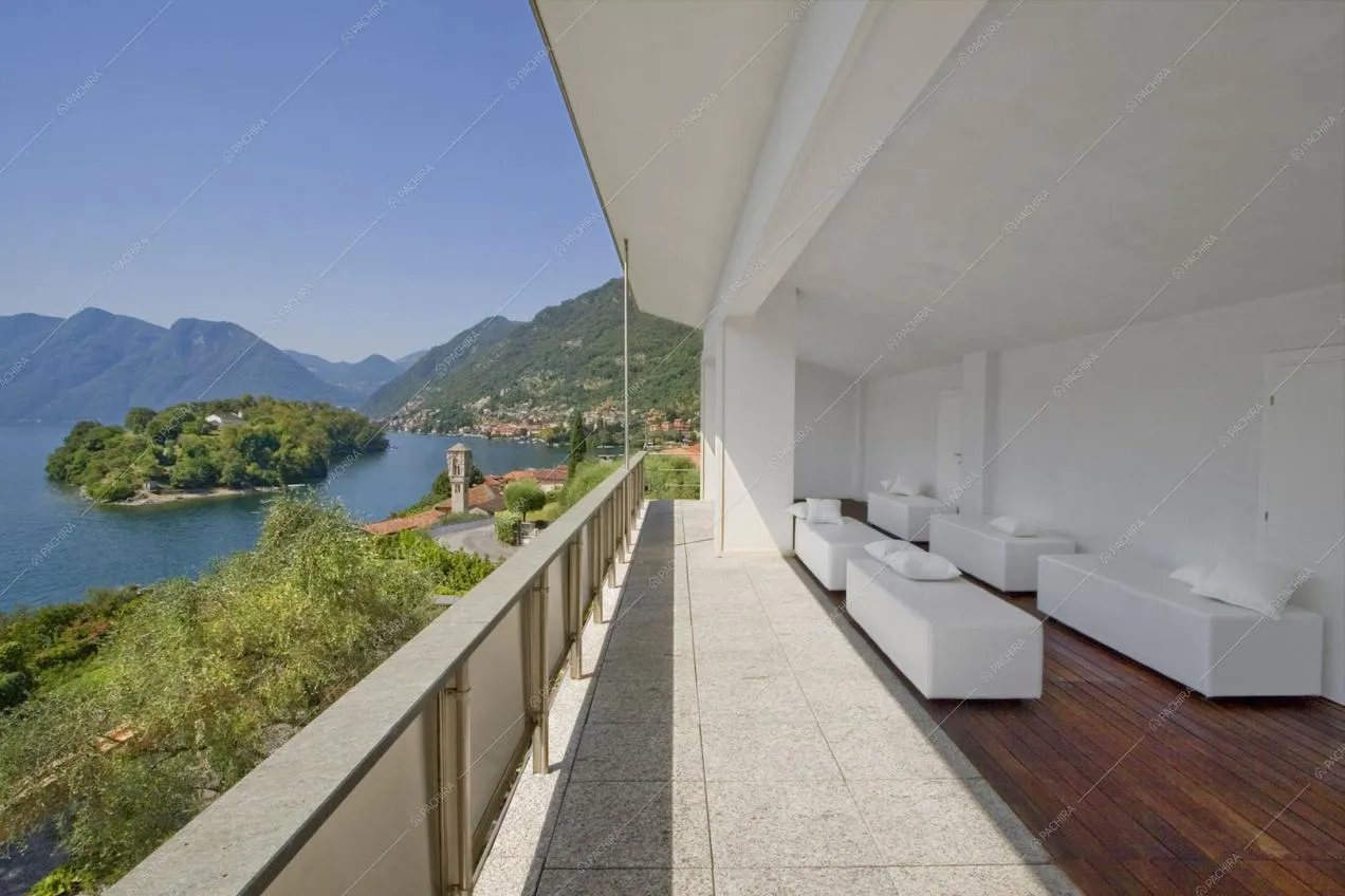 Terrazza vista lago con divani bianchi