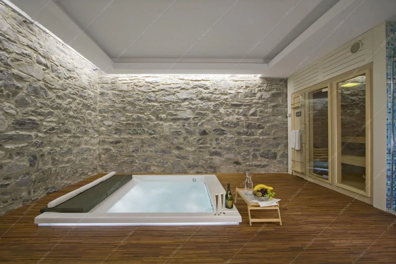 Piscina interna, scorcio sulla sauna