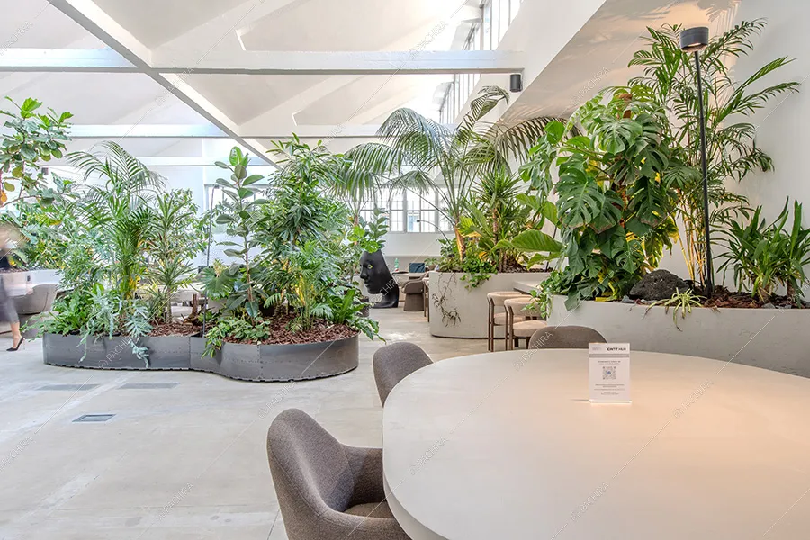 Zona pranzo dell'espositivo Tatra, location in stile contemporaneo a Milano