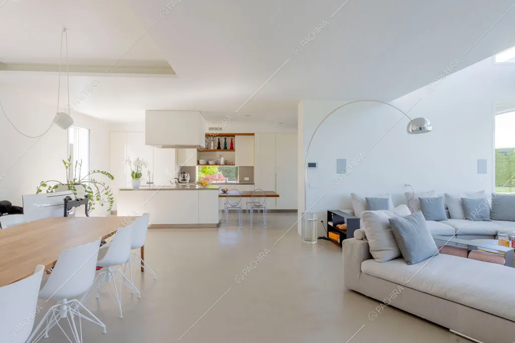 Zona living della villa Columbia, location in stile moderno a Como