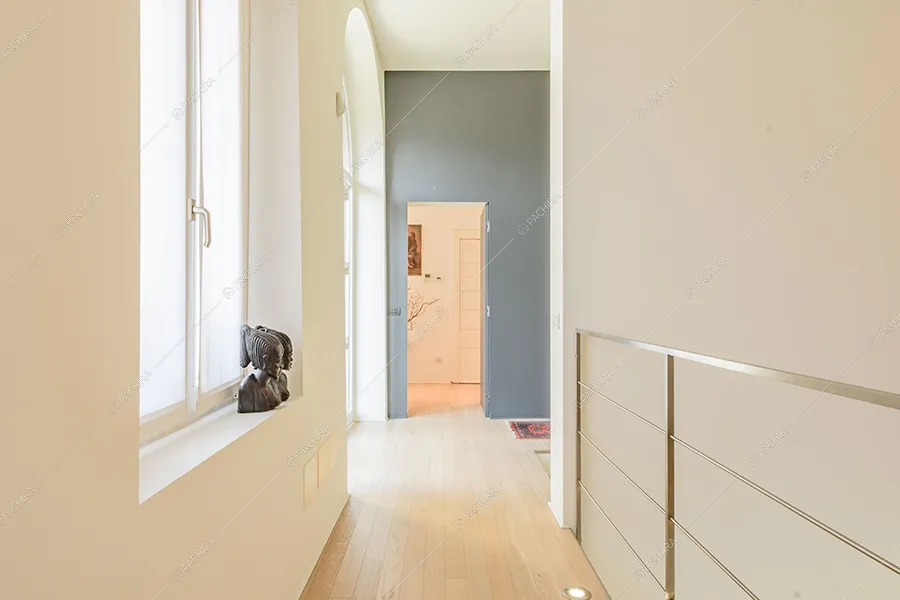Corridoio della villa Nilo, location in stile moderno a Milano