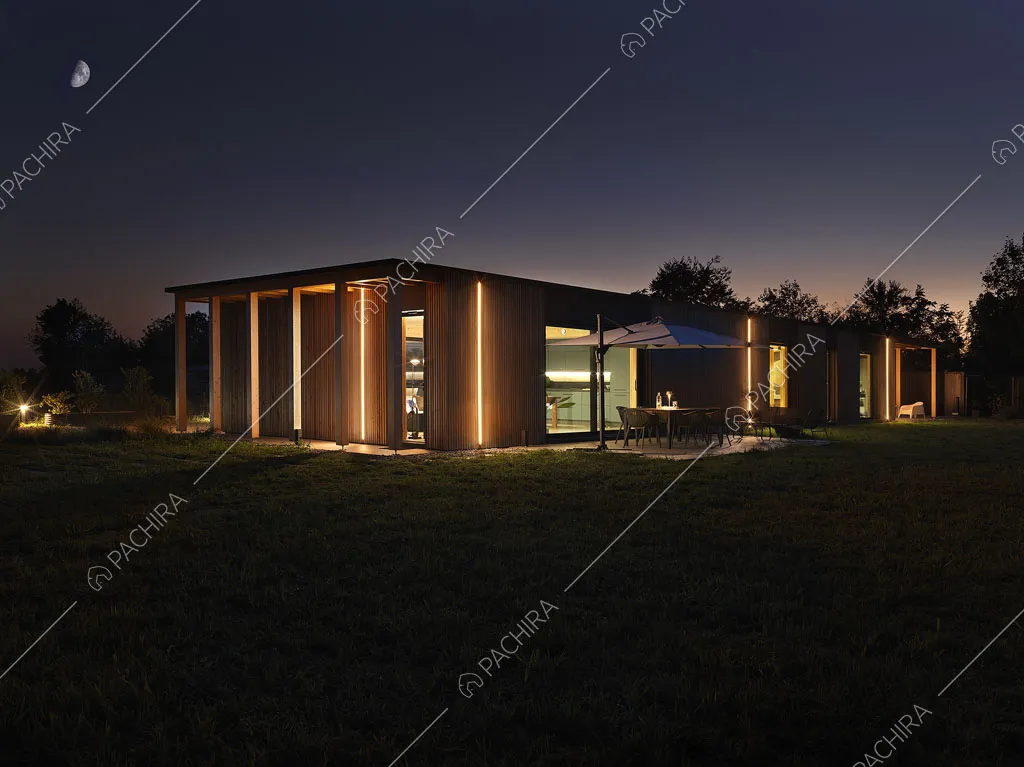Dal giardino vista sulla villa con illuminazione da esterni