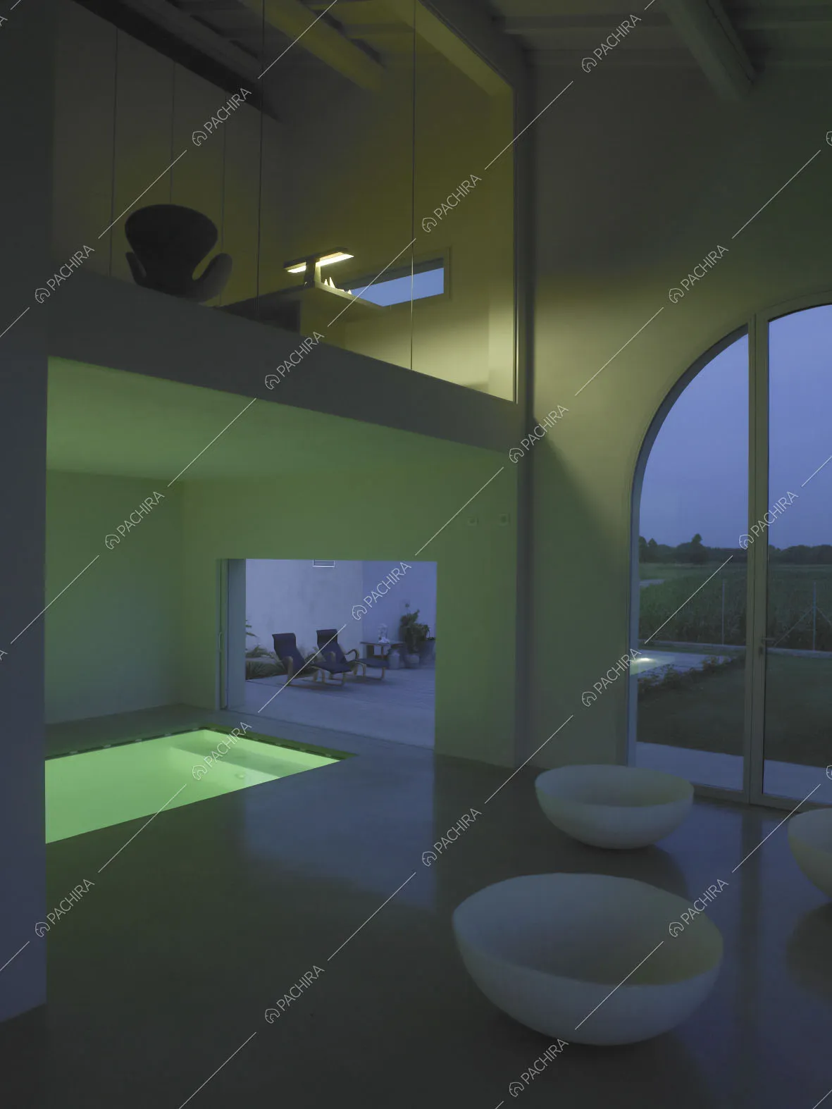 Zona living con piscina illuminata