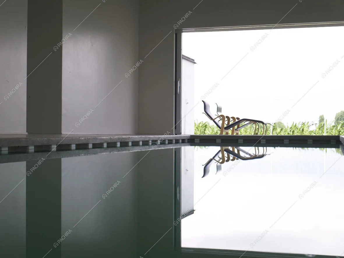 Vista delle sdraio dalla piscina