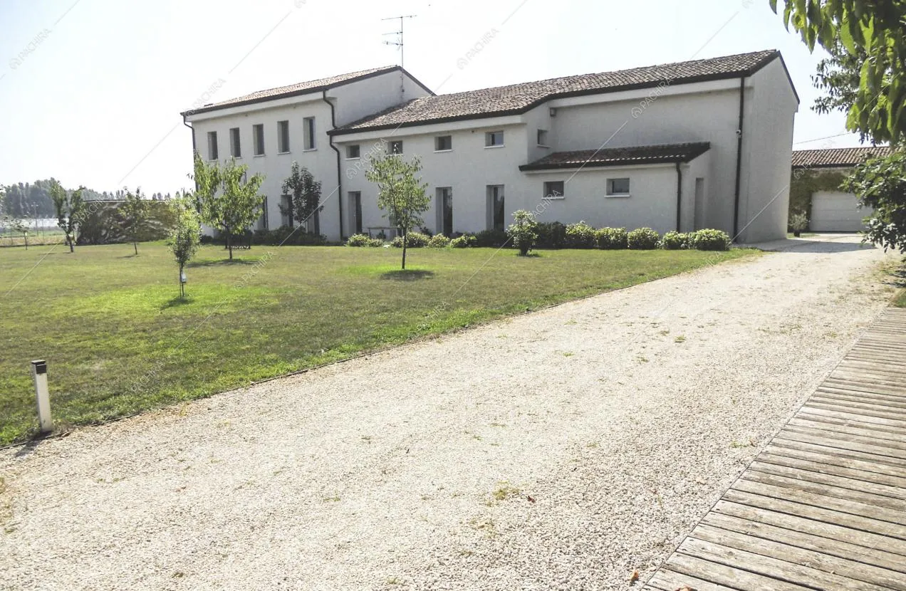 Strada sterrata che porta alla villa