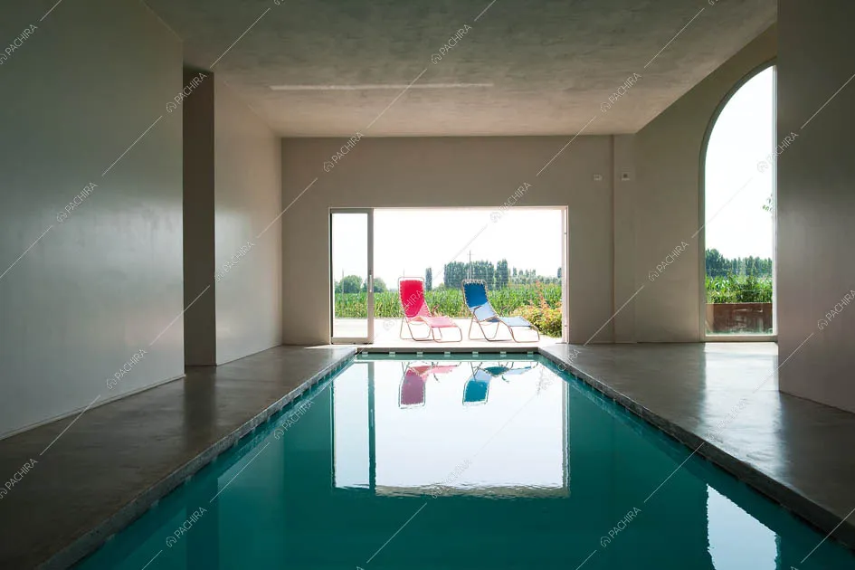 Piscina coperta e sdraio colorate