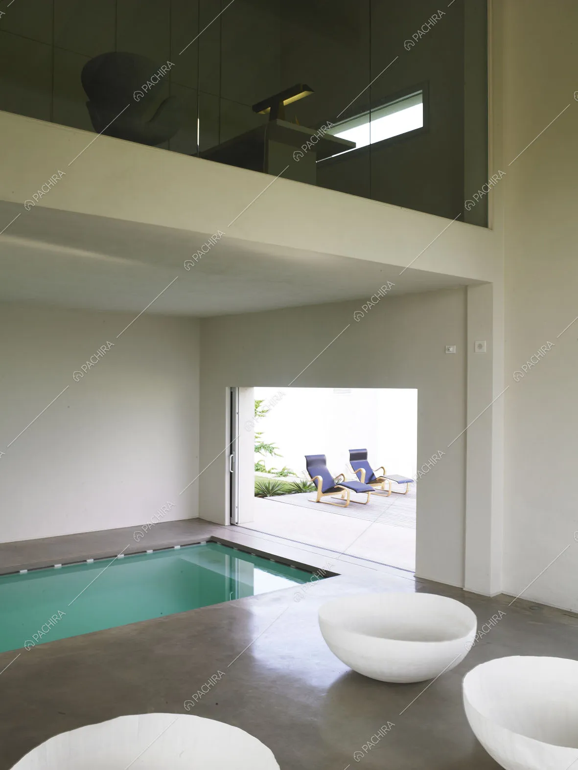 Scorcio su piscina ed esterni