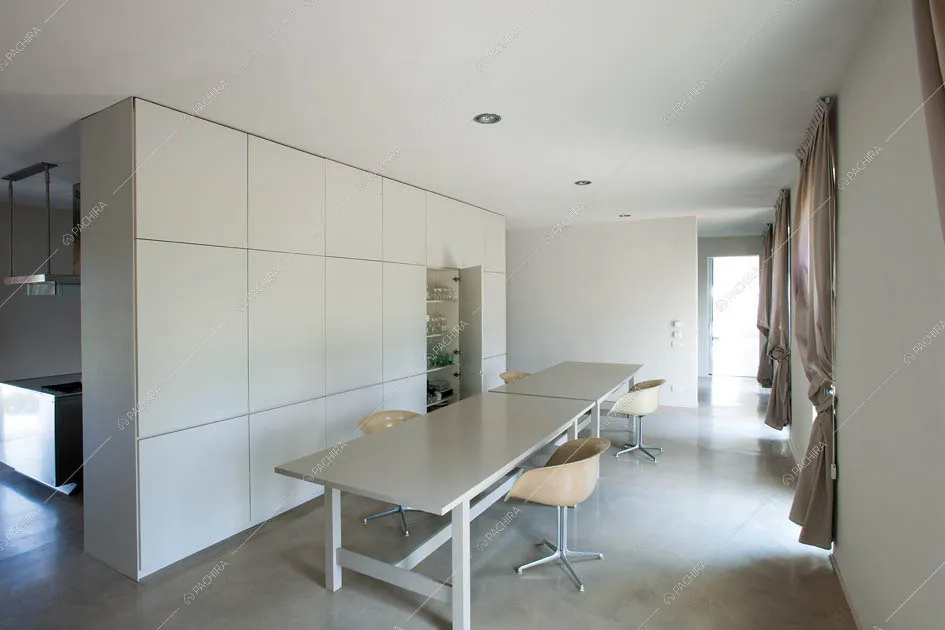 Zona pranzo minimal con due tavoli
