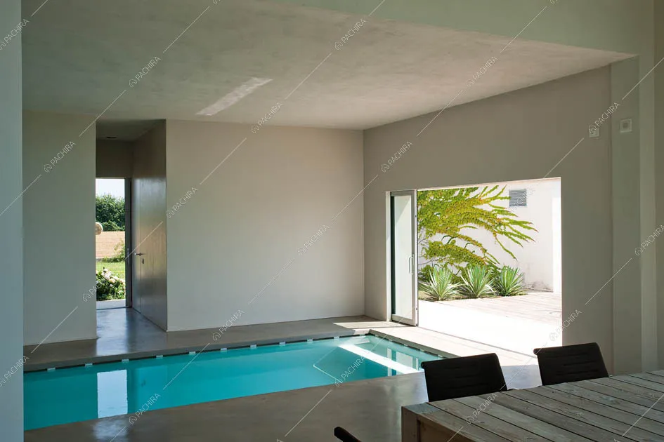 Vista sulla piscina dal tavolo