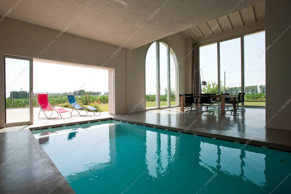 Vetrate, piscina coperta e tavolo