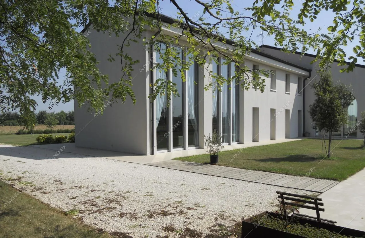 Esterni della villa, giardino e vetrate