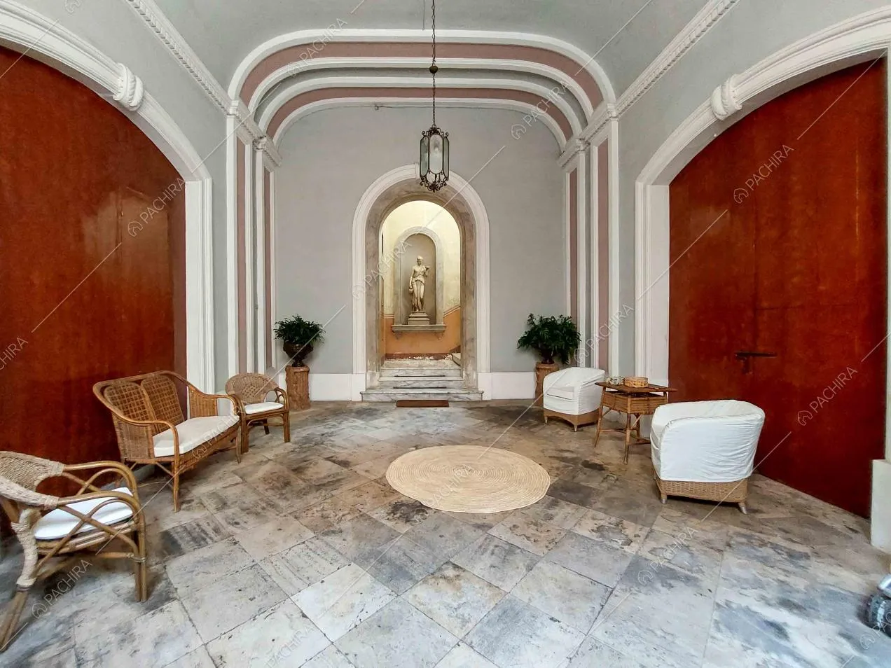Atrio dell'appartamento Ebro, location in stile liberty a Lecce