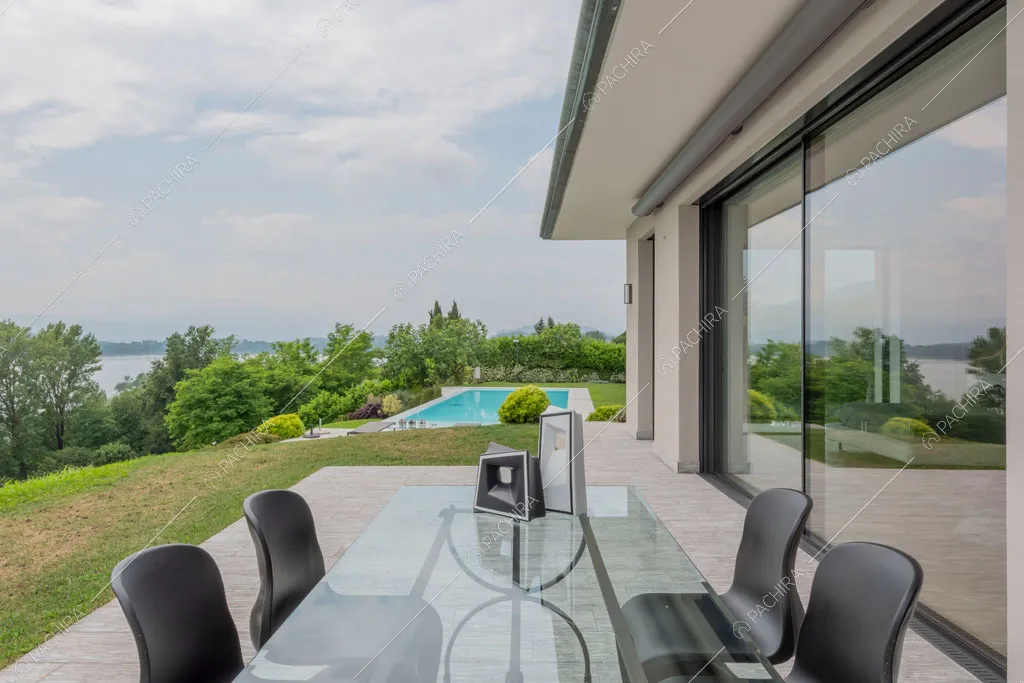 Vista sulla piscina della villa Ladoga, location in stile contemporaneo a Varese