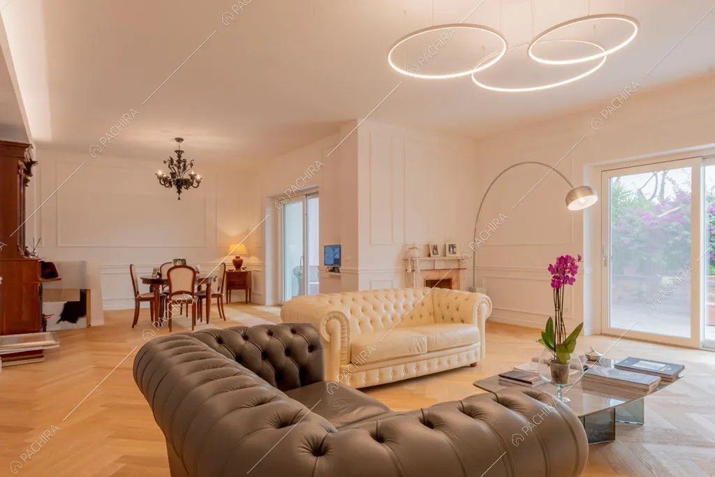 Pareti bianche e vetrate nel salotto della villa Murray, location in stile contemporaneo a Roma