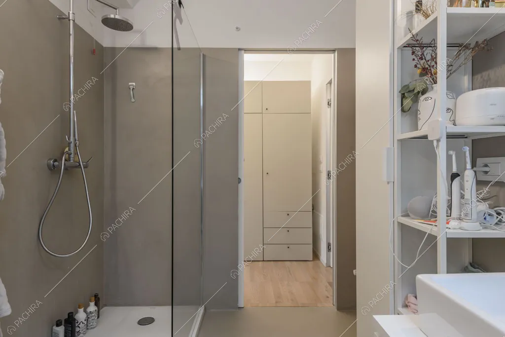 Bagno con box doccia del loft Tagus, location in stile contemporaneo a Milano
