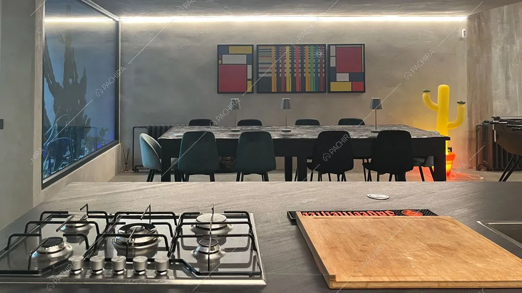 Cucina a isola della villa Andesine, location in stile moderno a Roma
