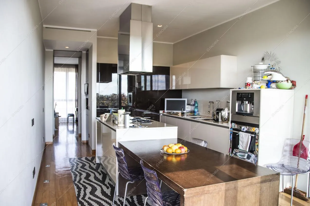 Cucina a isola con tavolo da pranzo e pavimento in parquet