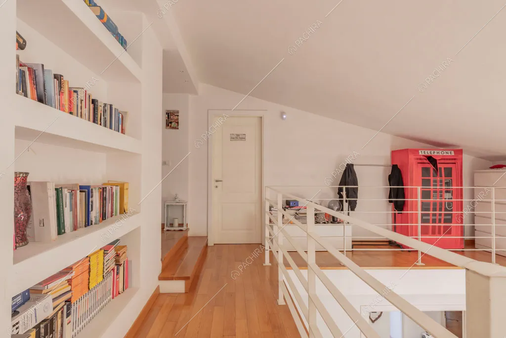 Soppalco con libreria della villa Bauxite, location in stile moderno a Roma