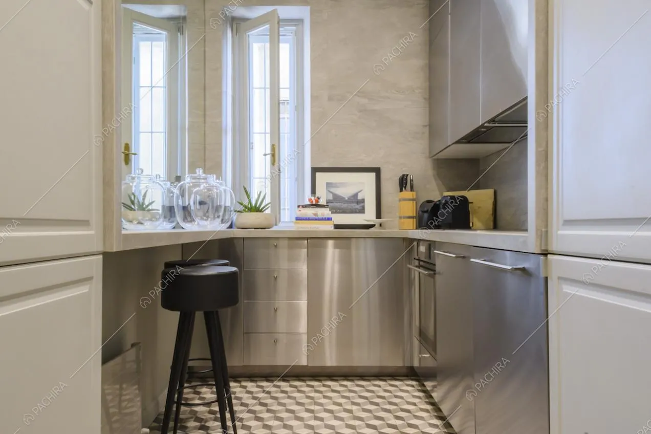 Piccola cucina in alluminio e pavimento in cementine