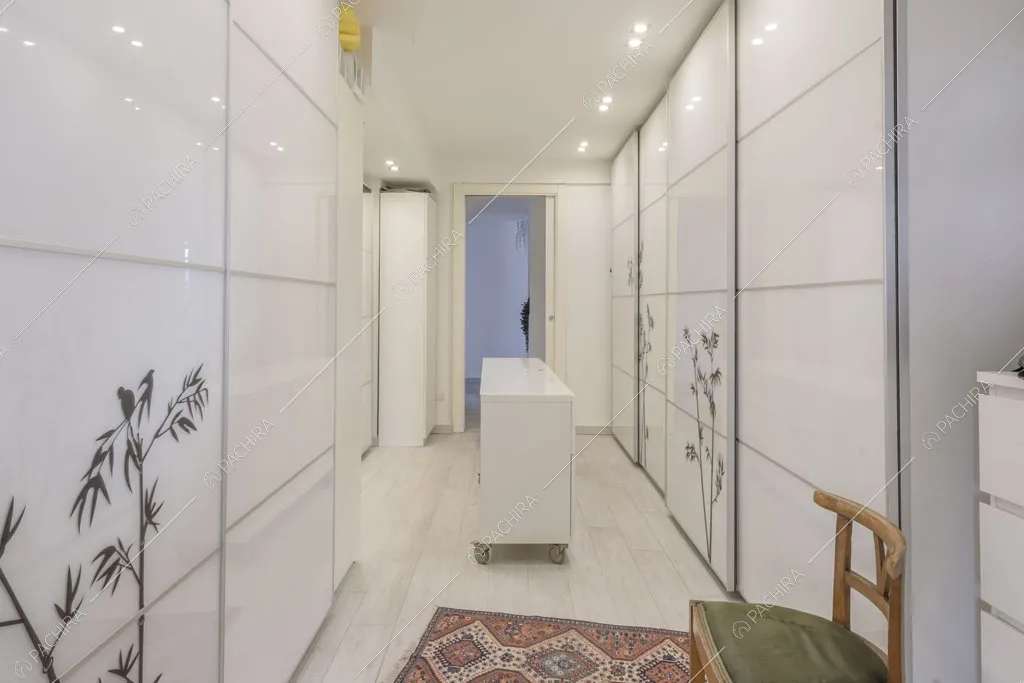 Cabina armadio del loft Ostro, location in stile contemporaneo a Milano