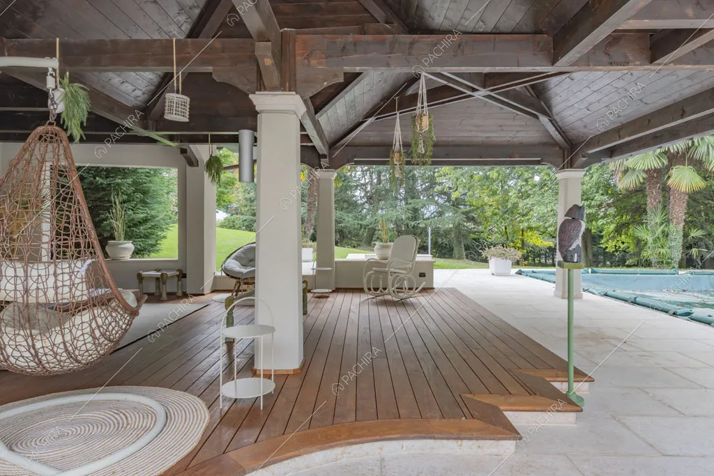 Travi in legno a vista sul soffitto della veranda della villa Bris, location in stile contemporaneo a Torino